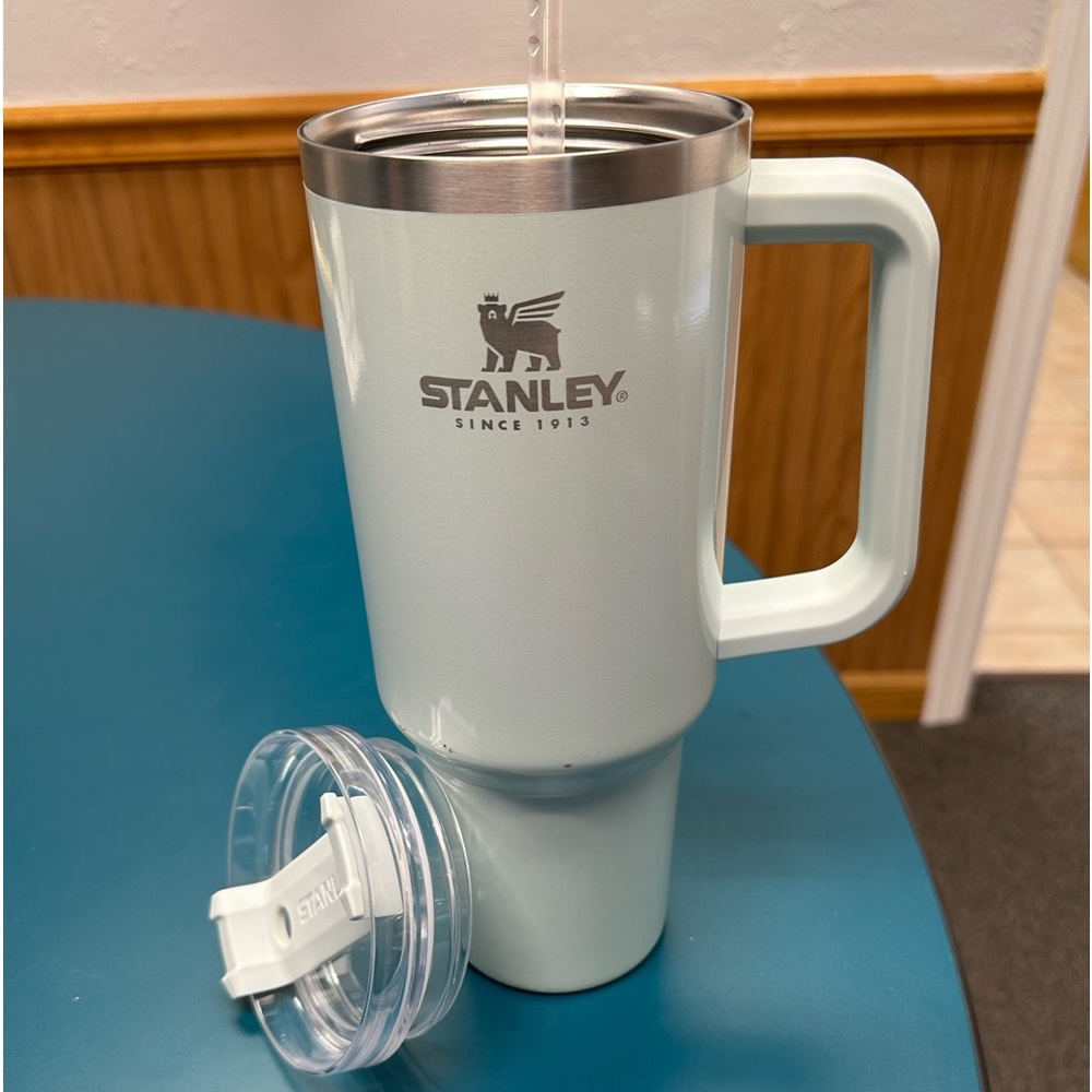 ***Moving sale*** 40oz Stanley Cup
